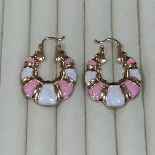 Brincos argolas douradas compridas rosa, bege e douradas