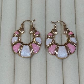Brincos argolas douradas compridas rosa, bege e douradas