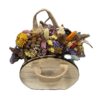 Mala de madeira com flores secas