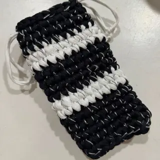 Bolsa de óculos em crochet preto e branco