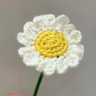 Margarida branca e amarela em crochet
