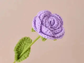 Rosa lilás em crochet
