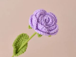 Rosa lilás em crochet