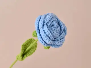 Rosa azul bebé em crochet