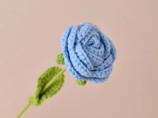 Rosa azul bebé em crochet