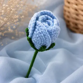 Botão de rosa em crochet azul