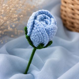 Botão de rosa em crochet azul