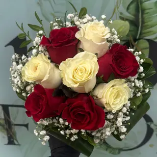 Bouquet de 8 rosas vermelhas e brancas