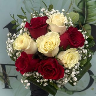 Bouquet de 8 rosas vermelhas e brancas