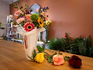 Cone Pequeno + 3 Rosas