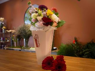 Cone Grande + 3 Gérberas