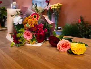 Arranjo Mix + 3 Rosas