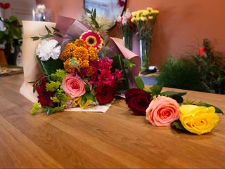 Arranjo Mix + 3 Rosas