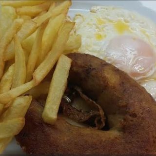 Alheira com ovo e batata