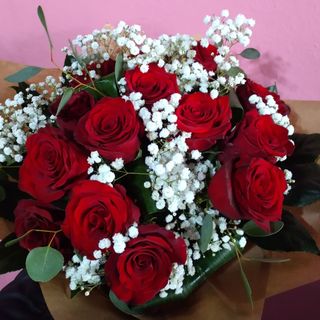 ramo com 12 rosas vermelhas