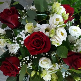 ramo com 5 rosas e 5 lisianthus