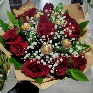 ramo 12 rosas vermelhas e 5 bombons