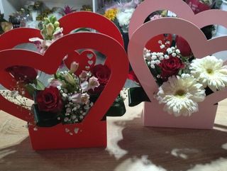 caixinha coração, 3 rosas e 2 gerberas, somente uma caixa da foto