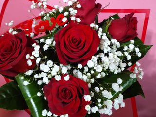 ramo com 5 rosas vermelhas