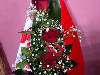 ramo com 3 rosas de frente
