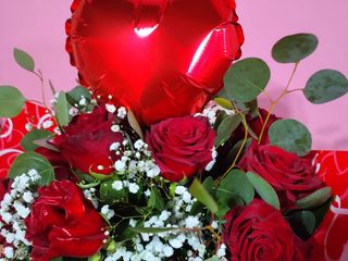 ramo 12 rosas com balão em boucket