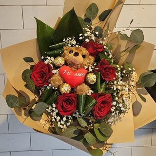 Bouquet 5 rosas com ursinho Te amo e ferrero rocher