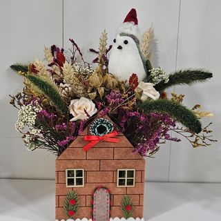 Casinha Natal com pássaro e flores secas