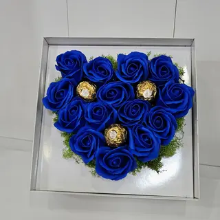 Coração em rosas de sabonete azuis e ferrero rocher