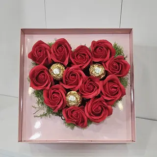 Coração em rosas de sabonete e ferrero rocher
