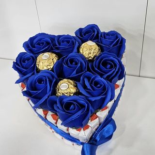 Coração Kinder com Rosas de sabonete azuis