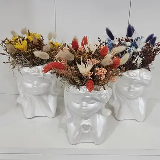 Boneca com flores secas