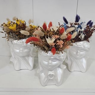 Boneca com flores secas