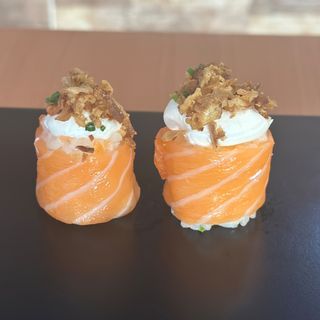 Gunkan 6 pcs com Philadelphia e Cebola frito