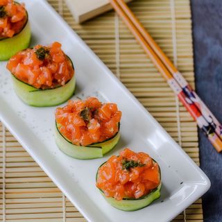 Gunkan com salmao e pepino 4 pcs