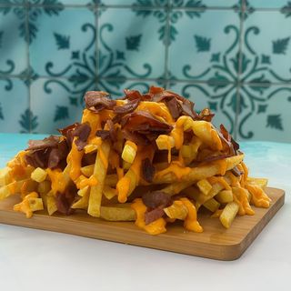 Batatas Fritas com Cheddar e Bacon