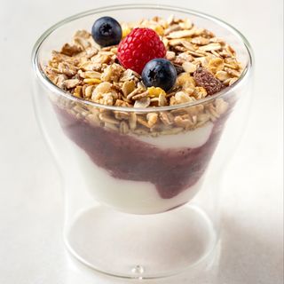 Iogurte Natural com Frutos Vermelhos e Muesli