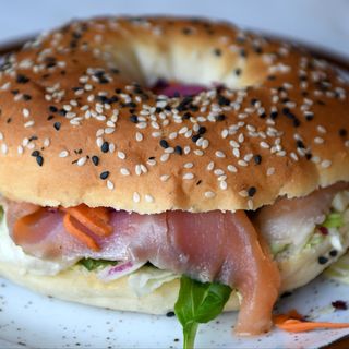 Bagel de Salmão Fumado e Abacate