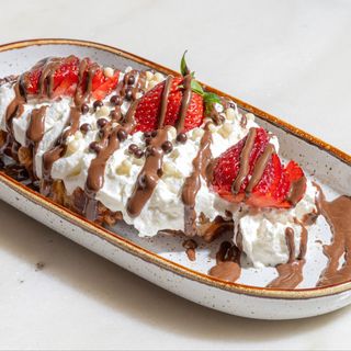 MORANGO E TOPPING DE CHOCOLATE NOCCIOLA