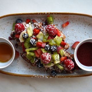 FRUTAS & FRUTOS VERMELHOS COM GELEIA & XAROPE DE ÁCER