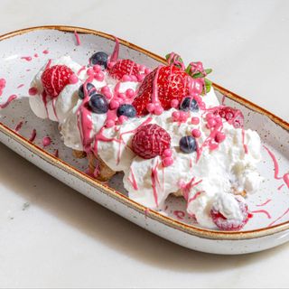 FRUTOS VERMELHOS E TOPPING DE MORANGO