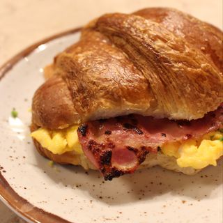 Croissant Ovo Mexido e Bacon