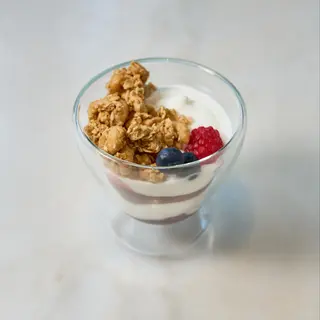 Iogurte Natural com Frutos Vermelhos e Muesli