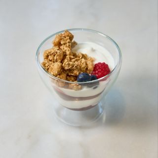 Iogurte Natural com Frutos Vermelhos e Muesli