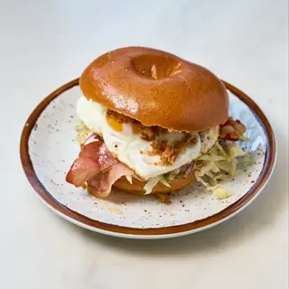 Bagel de Ovo e Bacon com Batata Frita Caseira