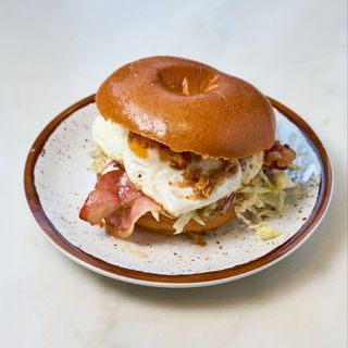 Bagel de Ovo e Bacon com Batata Frita Caseira
