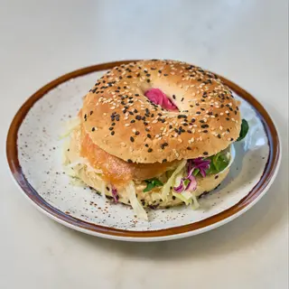 Bagel de Salmão Fumado e Abacate