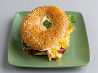 Bagel Ovo mexido e Bacon