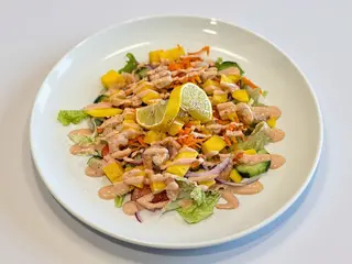 Saladade Camarão com Manga com Molho de Coquetel