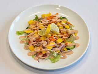 Saladade Camarão com Manga com Molho de Coquetel