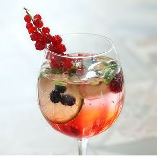 Sparkling Wine and Red Fruits